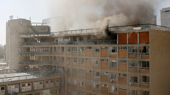 2025 年 6 月 19 日，以色列南部贝尔谢巴的索罗卡医院在伊朗导弹袭击后浓烟滚滚。官员称，6 月 19 日，以色列南部一家医院在伊朗 “数十枚” 导弹的袭击中被击中，而紧急服务部门报告说，特拉维夫地区也有另一起袭击事件。