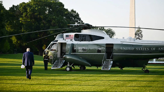 美国总统唐纳德・特朗普在华盛顿特区白宫南草坪登上 “海军一号” 前，准备前往海牙出席北约国家元首和政府首脑峰会。