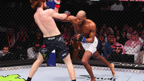 2 月 1 日：（右起）英格兰选手迈克尔・佩奇在 UFC 格斗之夜赛事的中量级比赛中出拳攻击俄罗斯选手沙拉・马戈梅多夫，该赛事于 2025 年 2 月 1 日在 anb 体育馆举行。