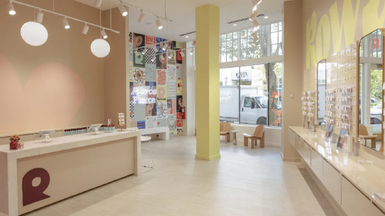 宾夕法尼亚州阿德莫尔市萨伯班广场的 Rowan 穿耳工作室门店。