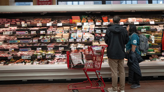 2025 年 12 月 10 日，美国伊利诺伊州芝加哥市，消费者在乔氏连锁超市购物。