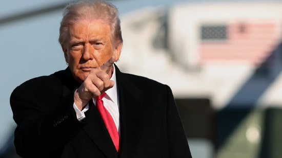 2026 年 1 月 13 日，在美国马里兰州安德鲁斯联合基地，美国总统唐纳德・特朗普登上海军一号专机，准备前往密歇根州底特律市，临行前他抬手示意。