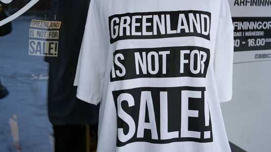 2026 年 1 月 15 日，格陵兰岛努克一家商店内，一件印有 “格陵兰不卖” 字样的 T 恤正在出售。丹麦首相于当日表示，尽管美丹两国在白宫举行了高规格磋商，但美国夺取格陵兰的野心 “丝毫未减”，两国之间依然存在 “根本性分歧”。