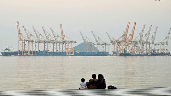 2026年2月25日，在阿联酋北部霍尔木兹海峡，沿海城市富查伊拉附近的一处船坞前