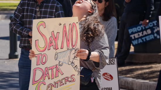 2026 年 2 月 23 日，得克萨斯州奥斯汀 —— 倡导团体与社区民众在得州议会大厦外集会，抗议与数据中心相关的法规。示威者呼吁赋予各县监管数据中心建设的法律权限，或在相关保护措施到位前，在全州范围内暂停数据中心项目审批。