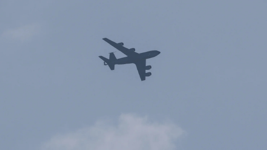 2026 年 3 月 4 日，一架美国空军波音 KC-135 “同温层加油机” 飞越以色列特拉维夫上空。当日，以色列对伊朗和黎巴嫩发动新一轮打击，伊朗官方媒体报道称一栋居民楼被击中；与此同时，伊朗革命卫队宣布封锁全球最重要的能源航运通道之一。