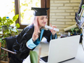 报告：应届大学毕业生对起薪预期高估近2.4万美元