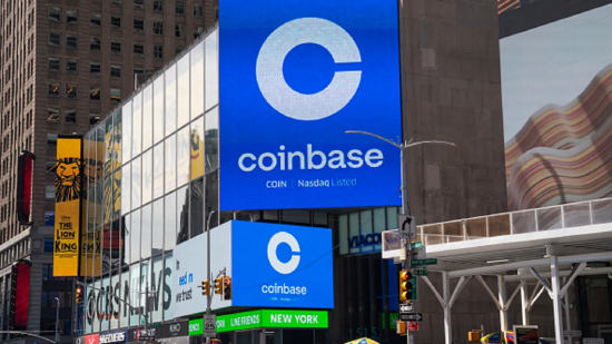 2021 年 4 月 14 日，纽约纳斯达克交易所大屏显示 Coinbase 标识，当日这家美国最大加密货币交易所以罕见直接挂牌方式上市。