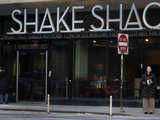 汉堡连锁Shake Shack爆出经营亏损，股价暴跌30%