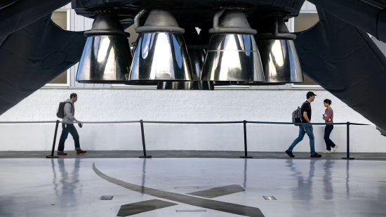 美国加州霍桑市 SpaceX 厂区外展出的猎鹰 9 号可回收火箭助推器