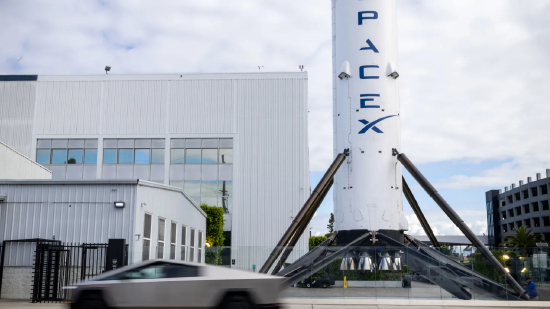 2026 年 4 月 13 日周一，美国加州霍桑市，一辆特斯拉赛博皮卡驶过 SpaceX 厂区。