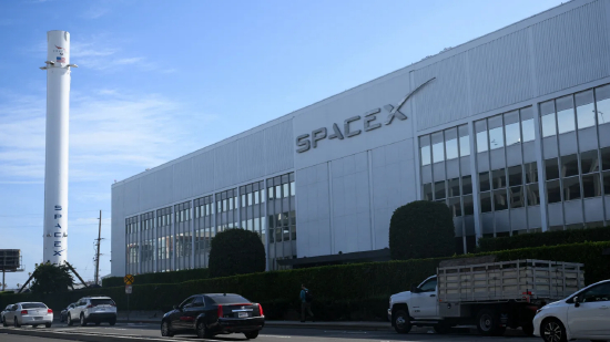 2026 年 6 月 8 日，加州霍桑市，一辆汽车驶过 SpaceX 厂区外展出的猎鹰 9 号火箭。