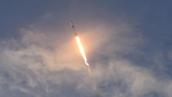 佛罗里达州卡纳维拉尔角，肯尼迪航天中心 39A 发射台，SpaceX 猎鹰 9 号火箭搭载 60 颗星链卫星升空，这是星链组网第 13 批卫星，旨在为全球提供宽带互联网服务，拍摄于 2020 年 10 月 6 日。