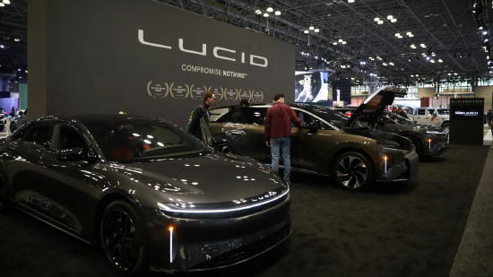 2026 年 4 月 2 日纽约国际车展现场展出的Lucid电动汽车