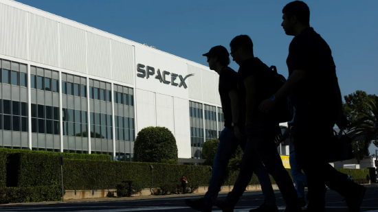 2026 年 6 月 12 日，美国加利福尼亚州霍桑市，太空探索技术公司（SpaceX）上市当日，该公司员工前往霍桑园区上班途中过马路。