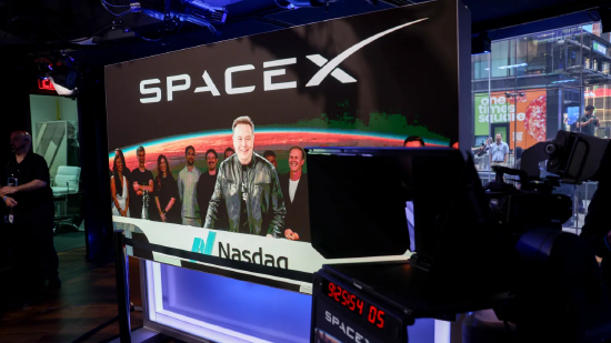 2026 年 6 月 12 日（周五），美国纽约纳斯达克交易所，SpaceX 正式挂牌上市，现场大屏幕播放着公司创始人埃隆・马斯克的影像。本次 IPO 创下全球史上最大募资规模，让 SpaceX 跻身全球头部上市公司行列，也让马斯克距离成为全球首位万亿富豪仅有一步之遥。