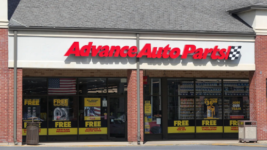 Loyal Plaza 购物中心内的 Advance Auto Parts（前进汽车配件）门店外景。