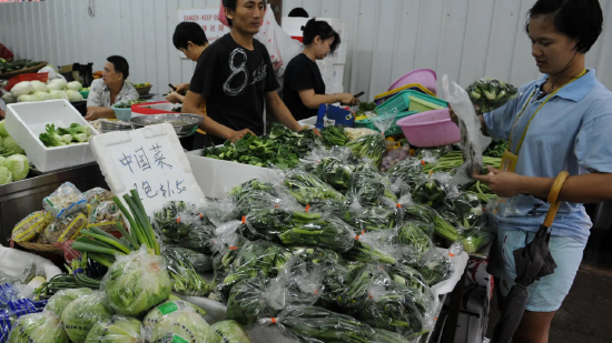 一名家庭主妇在新加坡湿市场买菜