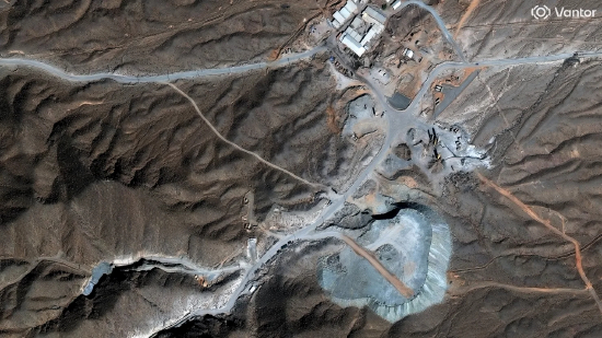 万托尔卫星图像，显示镐山纳坦兹核综合体周边隧道施工与大量弃土堆
