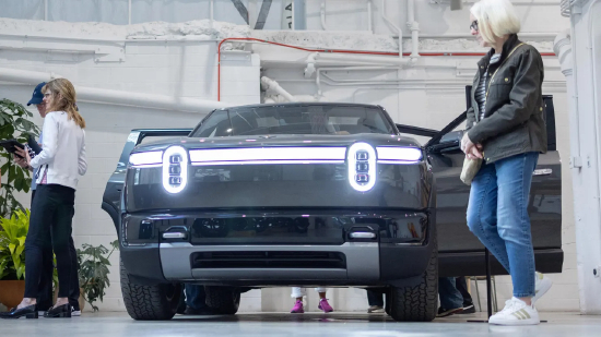 2026 年 4 月 24 日周五，芝加哥斯特里特维尔展厅，消费者参观全新 Rivian R2 中型 SUV。