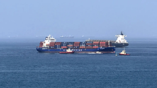 2026 年 6 月 28 日，阿曼湾沿岸，霍尔法坎集装箱码头附近拍摄的一艘货轮。该码头是当地唯一天然深水港，也是沙迦酋长国主要集装箱港口之一。