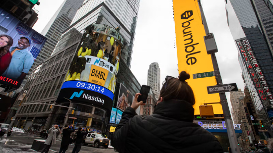 2021 年 Bumble 首次公开募股的宣传海报