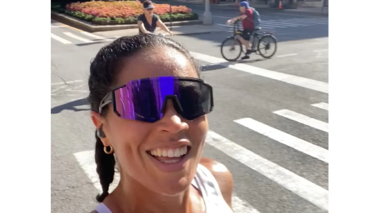8 月纽约 “夏日街道” 活动期间，曼哈顿大片路段禁止机动车通行，是穿越城市进行长距离慢跑的绝佳机会|