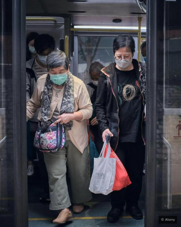 研究人员描述了一种“反社交悖论”，即人们会认为朋友是有益的，而陌生人并不那么有益。