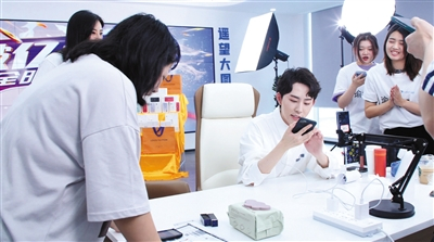 直播中的瑜大公子。受访者供图