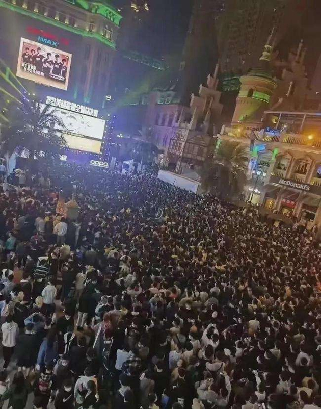 2021年11月6日，在武汉光谷步行街德意风情街柏林广场，上万名年轻人集体观看英雄联盟2021全球总决赛的直播。（图片来源自网络）