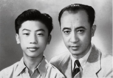 万百五（左）与父亲万古蟾合照