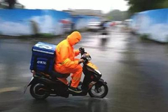 外卖小哥乱象调查:违规行驶撞人逃逸 还跑黑车赚外快