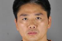 路透:刘强东逗留受害者公寓4小时 女生留床单作证据