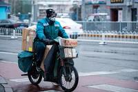 张文宏:中国强大的快递系统在疫情防控当中充当重要角色
