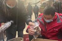 快递量涨5倍!农村妈妈们“定期”约快递小哥,知道真相后哭了