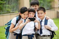 人民日报:多国规范中小学生在校使用手机