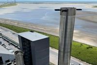 SpaceX将超重型助推器运往发射台,进行星际飞船轨道飞行前的准备