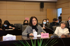 董明珠连任格力电器董事长，曾表示要向“格力电气”转变