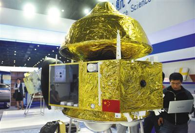 　　2015年11月2日，上海，中国首颗火星全球遥感与着陆巡视探测器原理样机在2015中国国际工业博览会上展出。资料图片/视觉中国