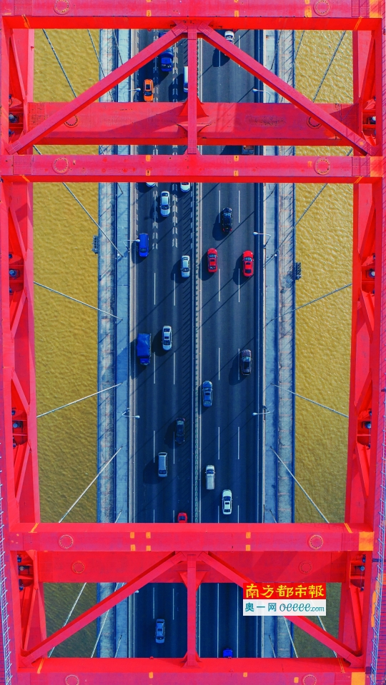 二中兄拍摄于广州市新光大桥，并将这张照片取名为：red in red。