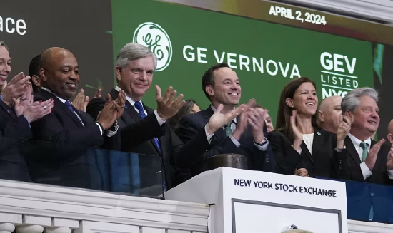 通用电气 CEO 兼通用电气航空 CEO 小劳伦斯・卡尔普（左三）、GE Vernova 首席执行官斯科特・斯特拉齐克（右三）。