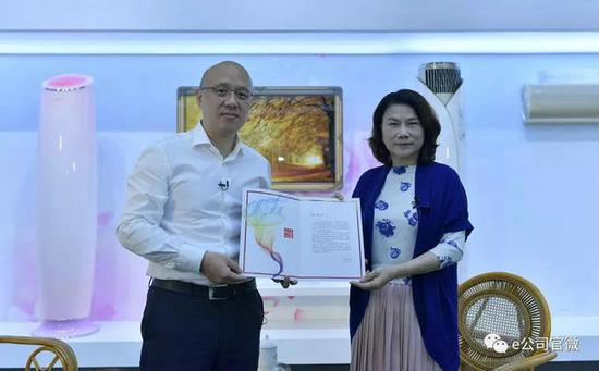 采访：证券时报社社长兼总编辑何伟（左） 嘉宾：格力电器董事长兼总裁董明珠