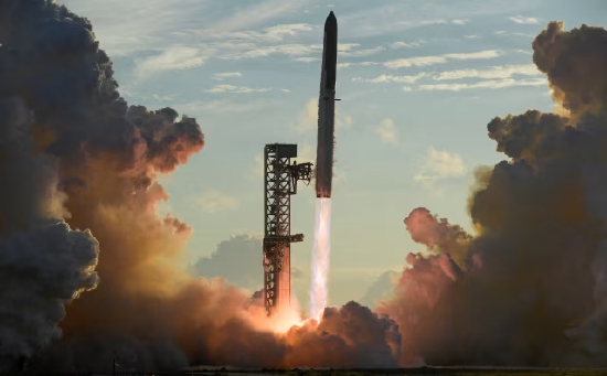 SpaceX 星舰以及超级重型 v3 助推器，从得克萨斯州星基地发射场升空。
