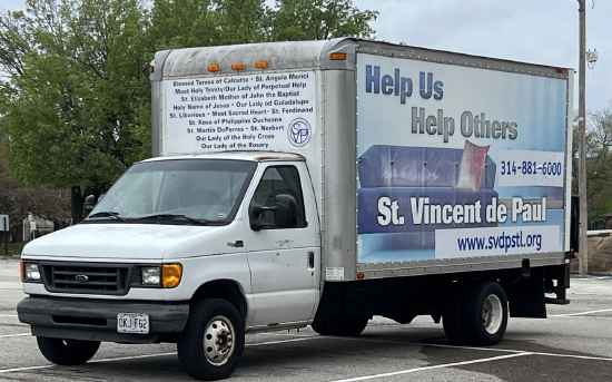 地面上的柴油污渍，是偷油贼对圣路易斯天主教慈善组织圣文森特・德・保罗协会的流动食物补给车下手的证据。