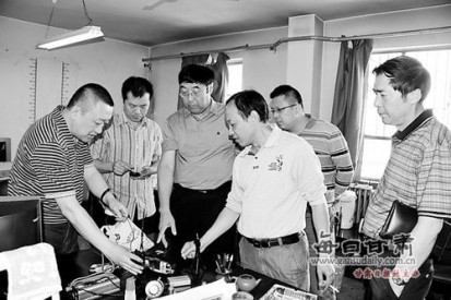  民警现场查获大量作案设备。记者 李升 通讯员 李存雄 摄