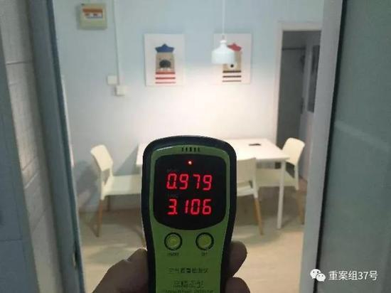 　　▲11月18日，方古园某室，女中介带领记者在看房，站在客厅，记者手里的空气质量检测仪上显示的甲醛指数是0.979，超过0.1～0.3是超标，超过0.3即为严重超标。 &nbsp;&nbsp;&nbsp; 新京报记者 大路 摄