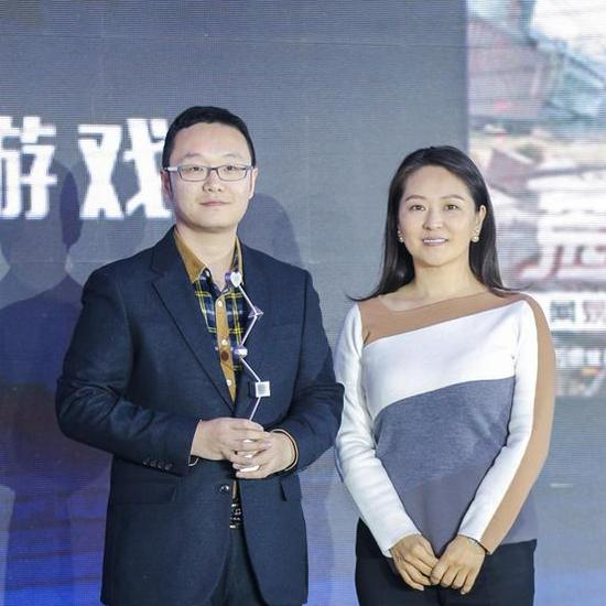 红杉资本中国基金合伙人浦晓燕(右)为荒野行动制作人武江(左)颁奖
