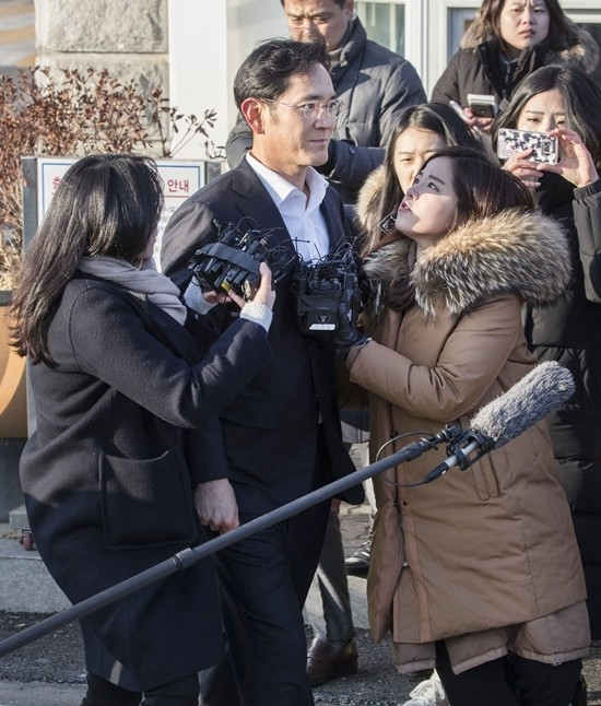 韩国三星电子副会长李在镕在位于韩国仪旺市的拘留所外接受记者采访