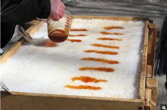 热腾腾的枫糖浆遇上低温的雪花，慢慢凝固，吃的时候糖浆和雪花又在嘴里化开，口感绝佳。