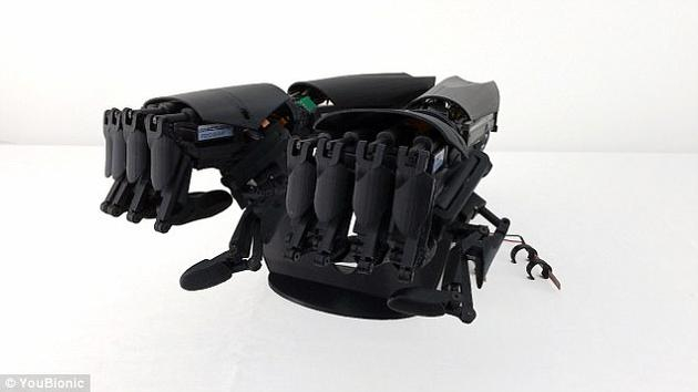 　　通过移动手指便能控制仿生手臂，使手臂张开和紧攥，公司研发人员表示，仿生手臂能够让人们很容易紧握物体。